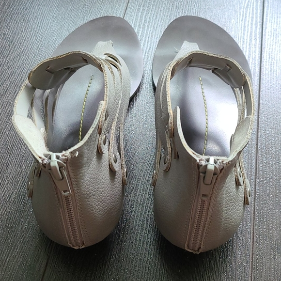 Dolce Vita Sadals - Picture 3 of 4